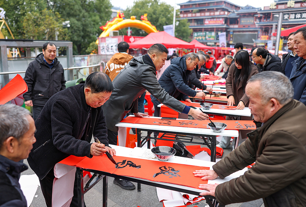 贵州铜仁：书法爱好者写春联迎新春