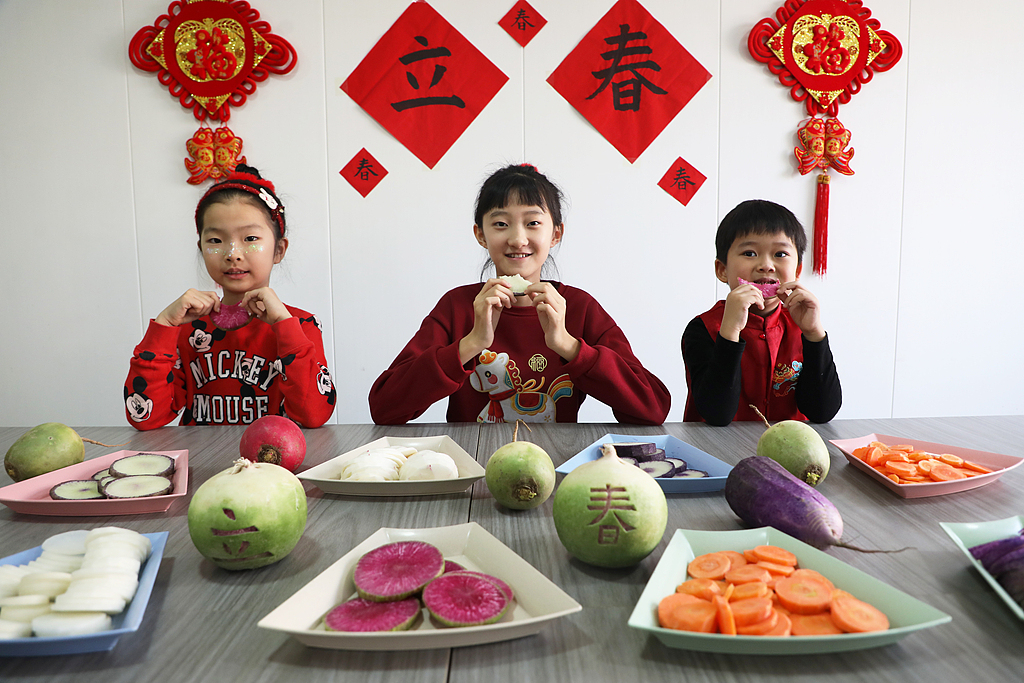 河北唐山：萌娃体验民俗迎立春