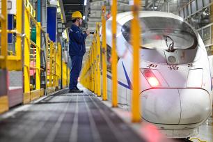 江苏徐州：工人在动车运用所检修列车