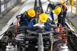 江苏徐州：工人在动车运用所检修列车