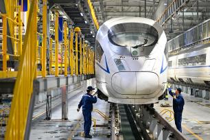 江苏徐州：工人在动车运用所检修列车