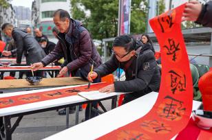 贵州铜仁：书法爱好者写春联迎新春