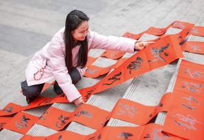 贵州铜仁：书法爱好者写春联迎新春