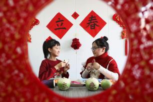 河北唐山：萌娃体验民俗迎立春