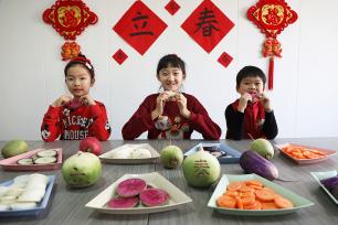 河北唐山：萌娃体验民俗迎立春