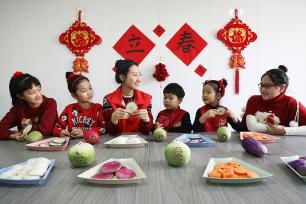 河北唐山：萌娃体验民俗迎立春