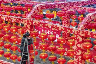 山西晋中：大红灯笼点亮平遥古城