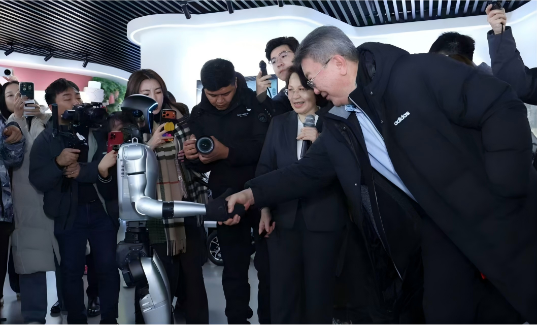 驻华使节探访天津鲁班工坊体验馆：模拟驾驶高铁 和机器人握手互动