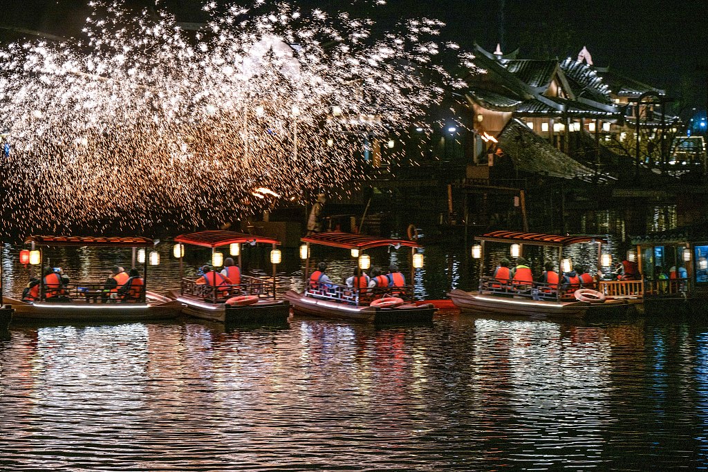 湖南衡阳：火树银花耀南岳 千年非遗迎新春