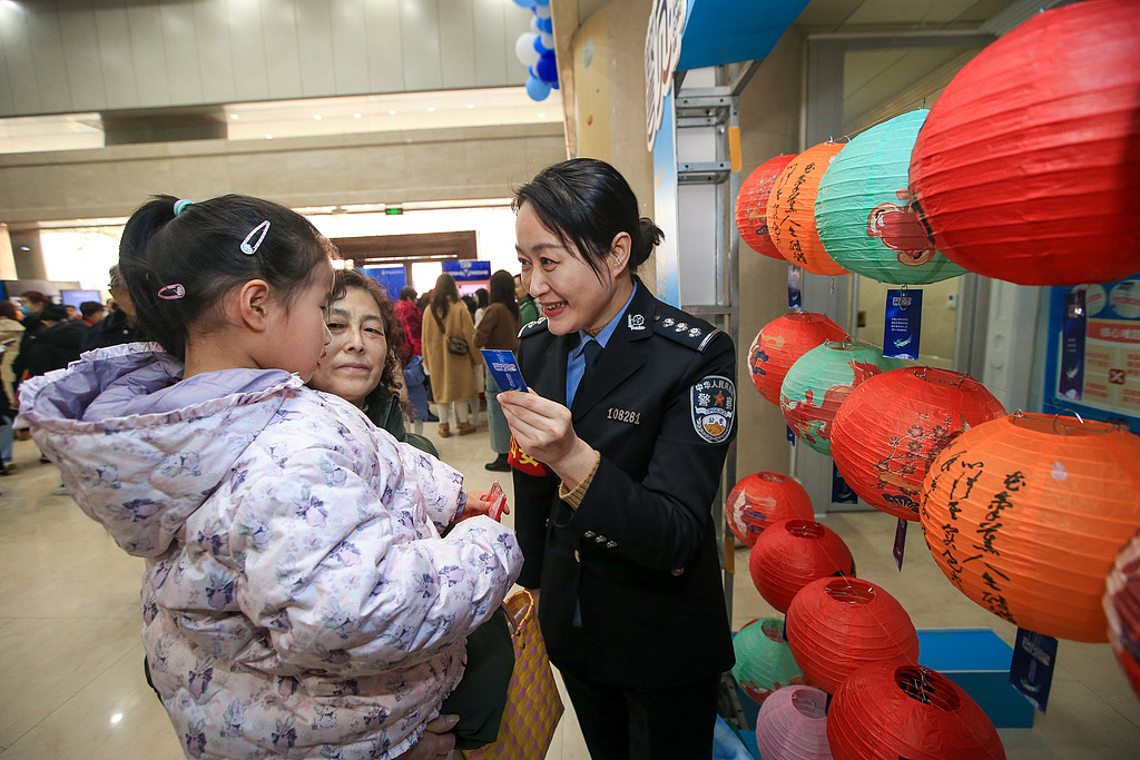 山东济南：民警反诈游园会普及反诈常识