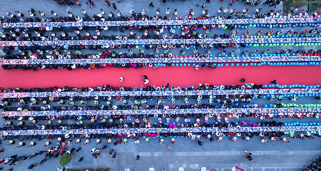 重庆：长桌宴喜庆开席 游客品尝土家特色美食