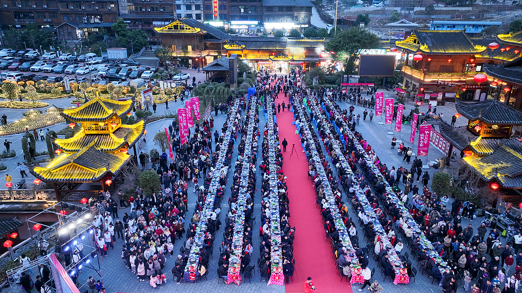 重庆：长桌宴喜庆开席 游客品尝土家特色美食