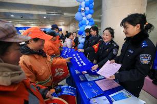 山东济南：民警反诈游园会普及反诈常识