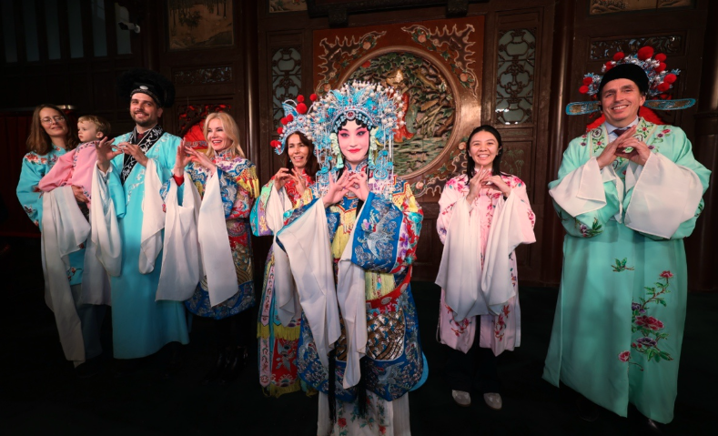 品文化、赏非遗，九国外交官齐聚天津贺新春