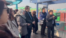 驻华使节参观天津港“智慧零碳”码头 点赞天津绿色发展