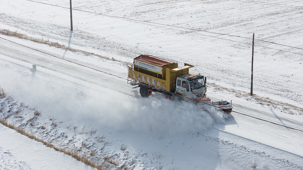 甘肃张掖：开展道路除雪作业保畅通