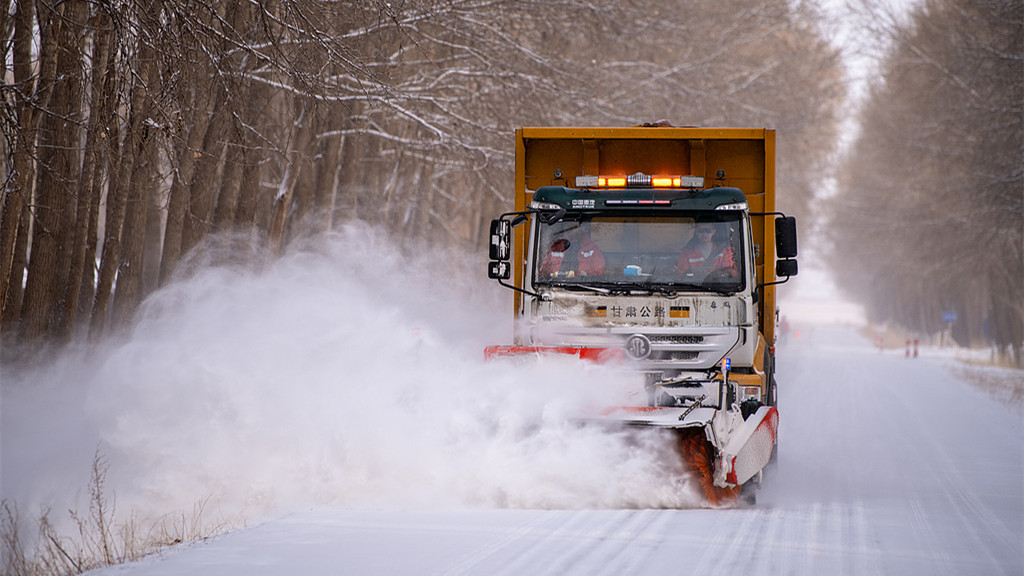 甘肃张掖：开展道路除雪作业保畅通