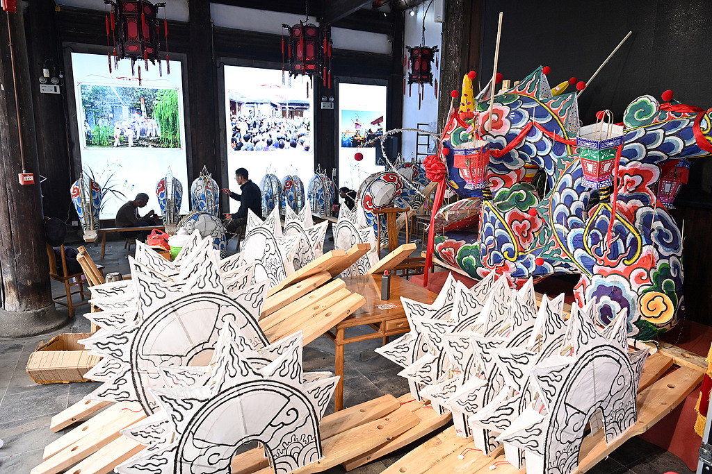 浙江东阳：工作人员赶制龙灯迎新春