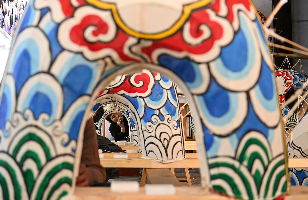 浙江东阳：工作人员赶制龙灯迎新春