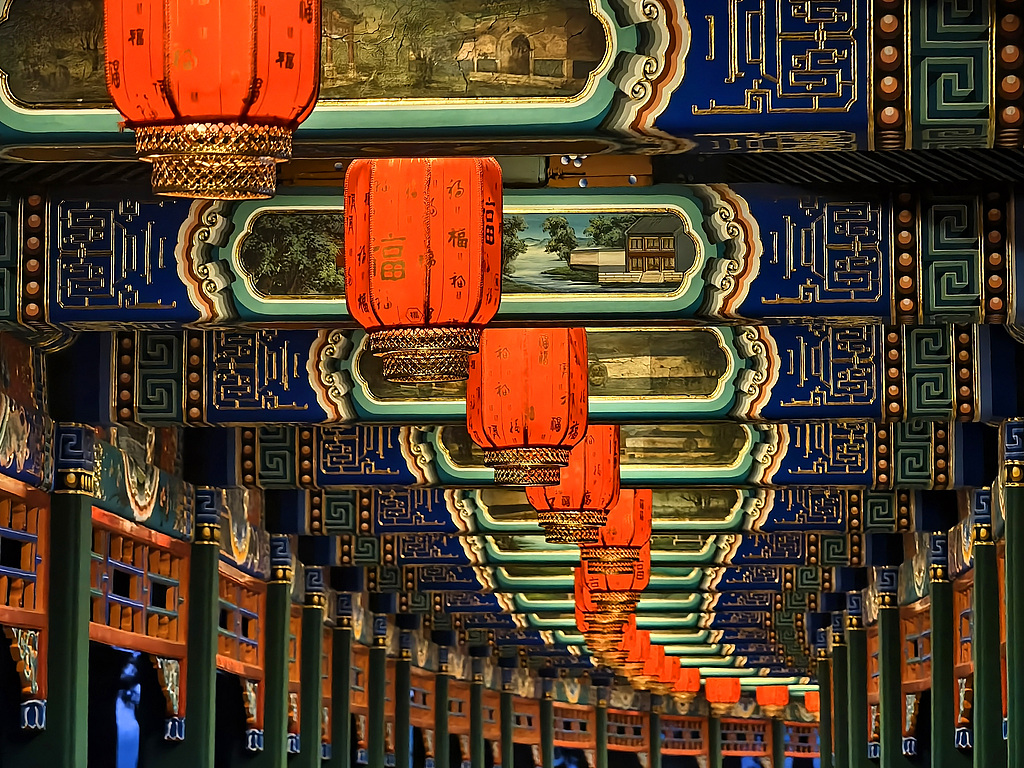 春节临近 颐和园长廊点亮大红宫灯