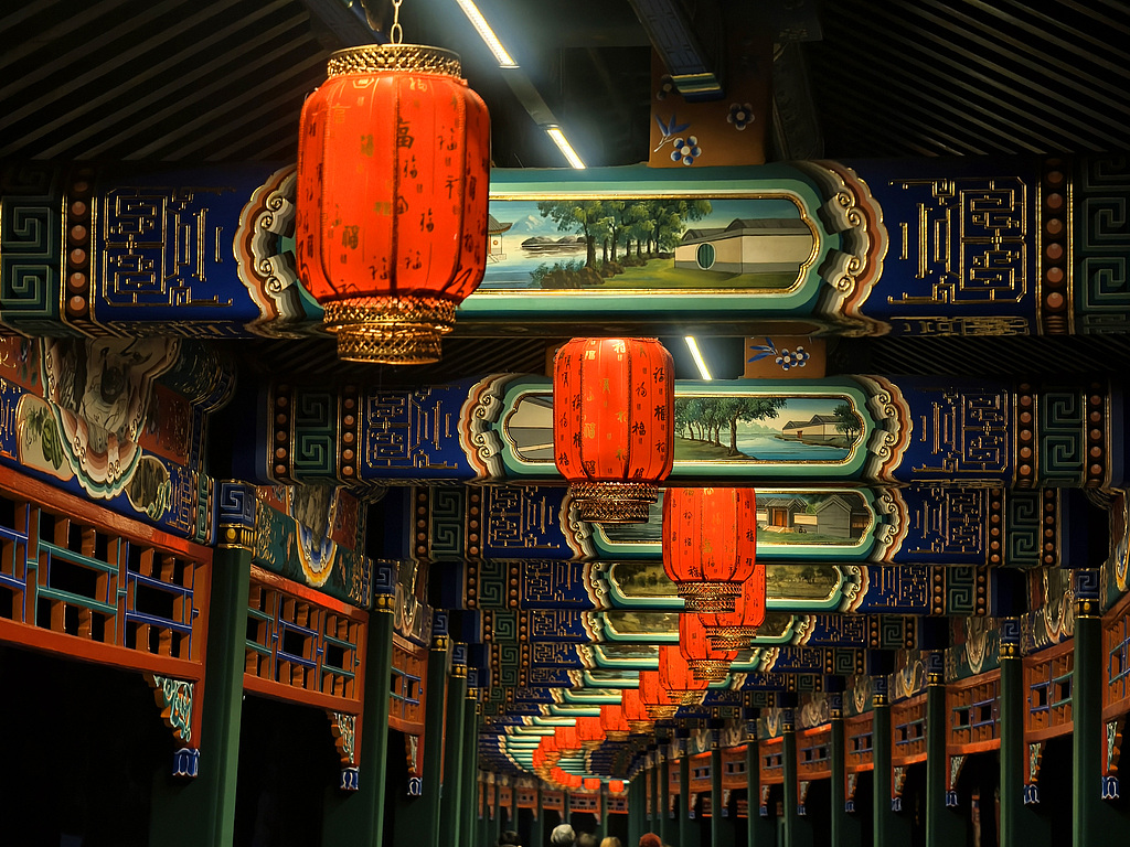 春节临近 颐和园长廊点亮大红宫灯