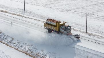 甘肃张掖：开展道路除雪作业保畅通