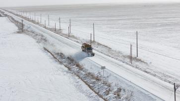 甘肃张掖：开展道路除雪作业保畅通