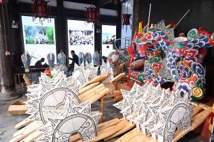 浙江东阳：工作人员赶制龙灯迎新春