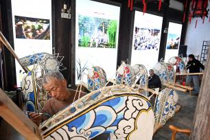 浙江东阳：工作人员赶制龙灯迎新春