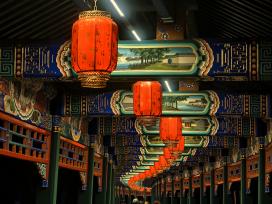 春节临近 颐和园长廊点亮大红宫灯