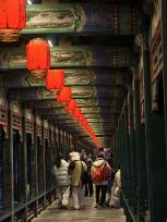 春节临近 颐和园长廊点亮大红宫灯