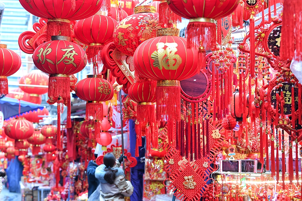 安徽合肥：市民逛城隍庙购买春节装饰品