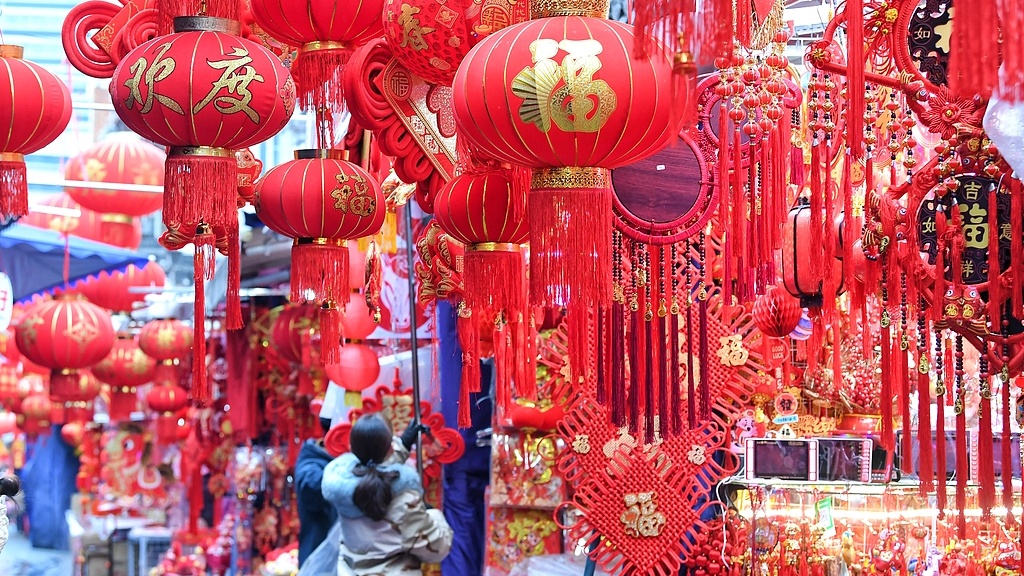 安徽合肥：市民逛城隍庙购买春节装饰品