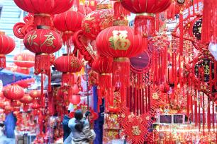 安徽合肥：市民逛城隍庙购买春节装饰品