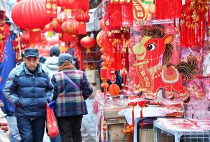 安徽合肥：市民逛城隍庙购买春节装饰品