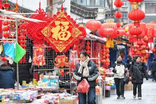 安徽合肥：市民逛城隍庙购买春节装饰品