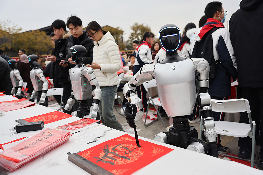 成都：人形机器人写春联送祝福