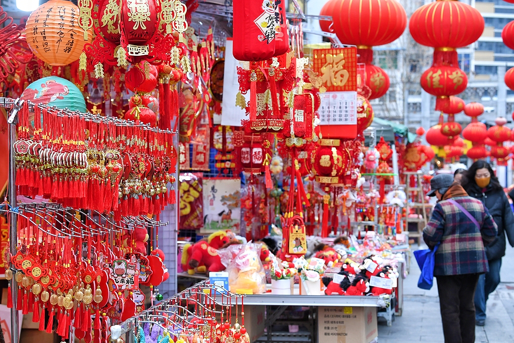 合肥：市民逛城隍庙购买春节装饰品