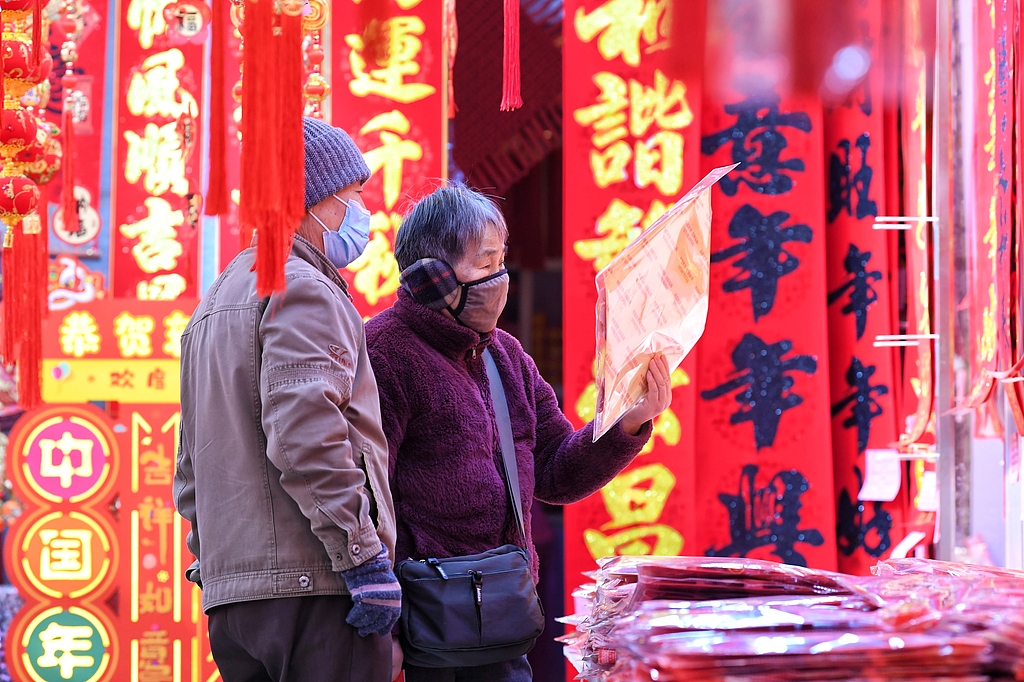 合肥：市民逛城隍庙购买春节装饰品