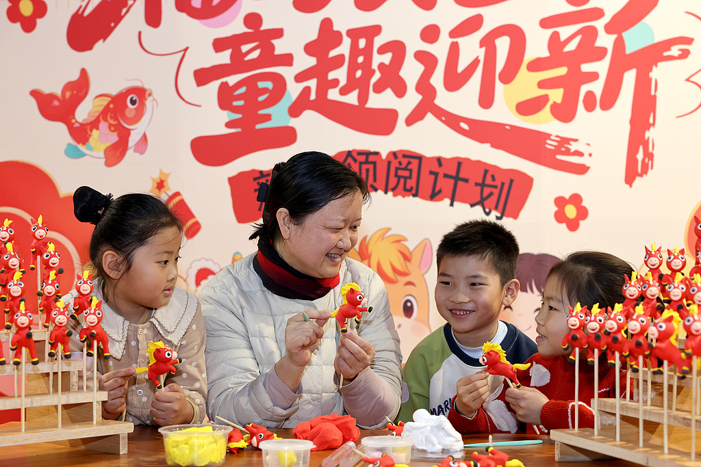 山东枣庄：学生寒假体验非遗“面泥塑”