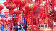 合肥：市民逛城隍庙购买春节装饰品