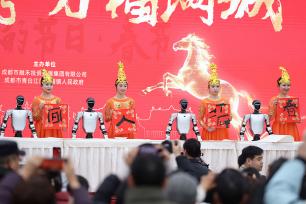 成都：人形机器人写春联送祝福