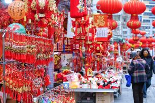 合肥：市民逛城隍庙购买春节装饰品