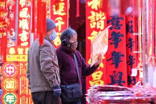 合肥：市民逛城隍庙购买春节装饰品
