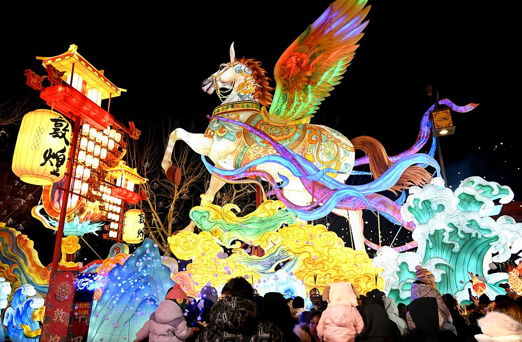 甘肃敦煌：游客在夜市观赏花灯