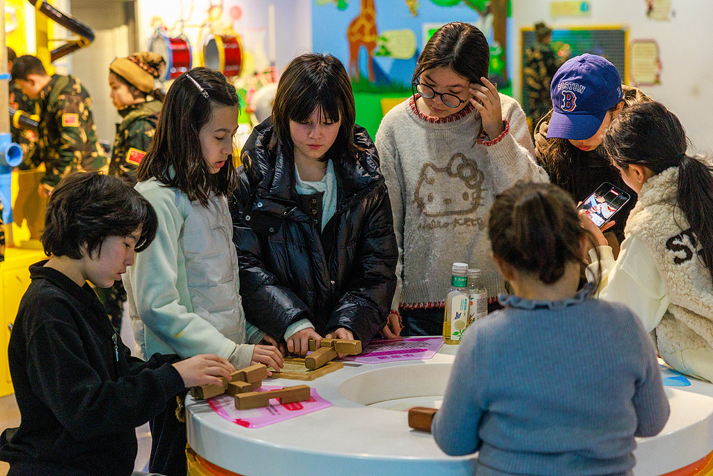 新疆乌鲁木齐：青少年参观科技馆学习知识