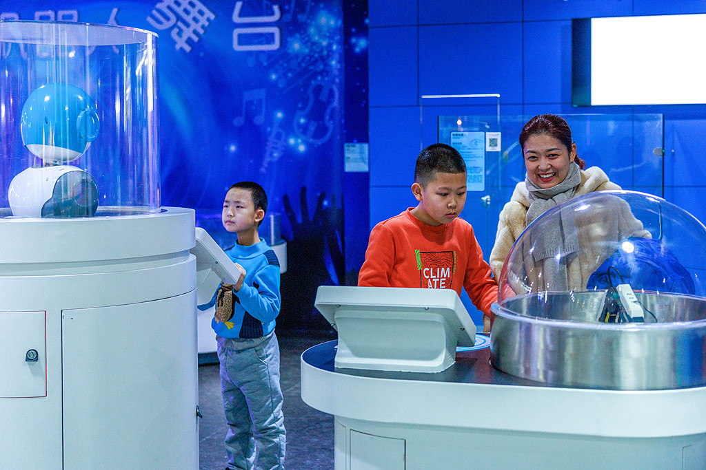 新疆乌鲁木齐：青少年参观科技馆学习知识