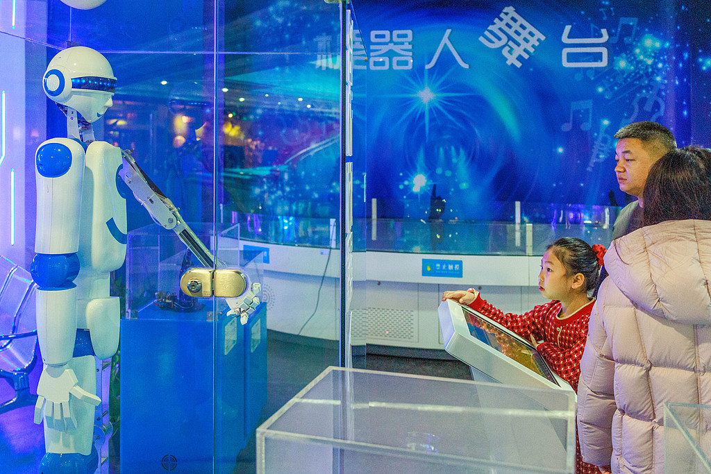 新疆乌鲁木齐：青少年参观科技馆学习知识