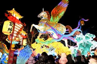 甘肃敦煌：游客在夜市观赏花灯