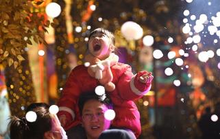 甘肃敦煌：游客在夜市观赏花灯